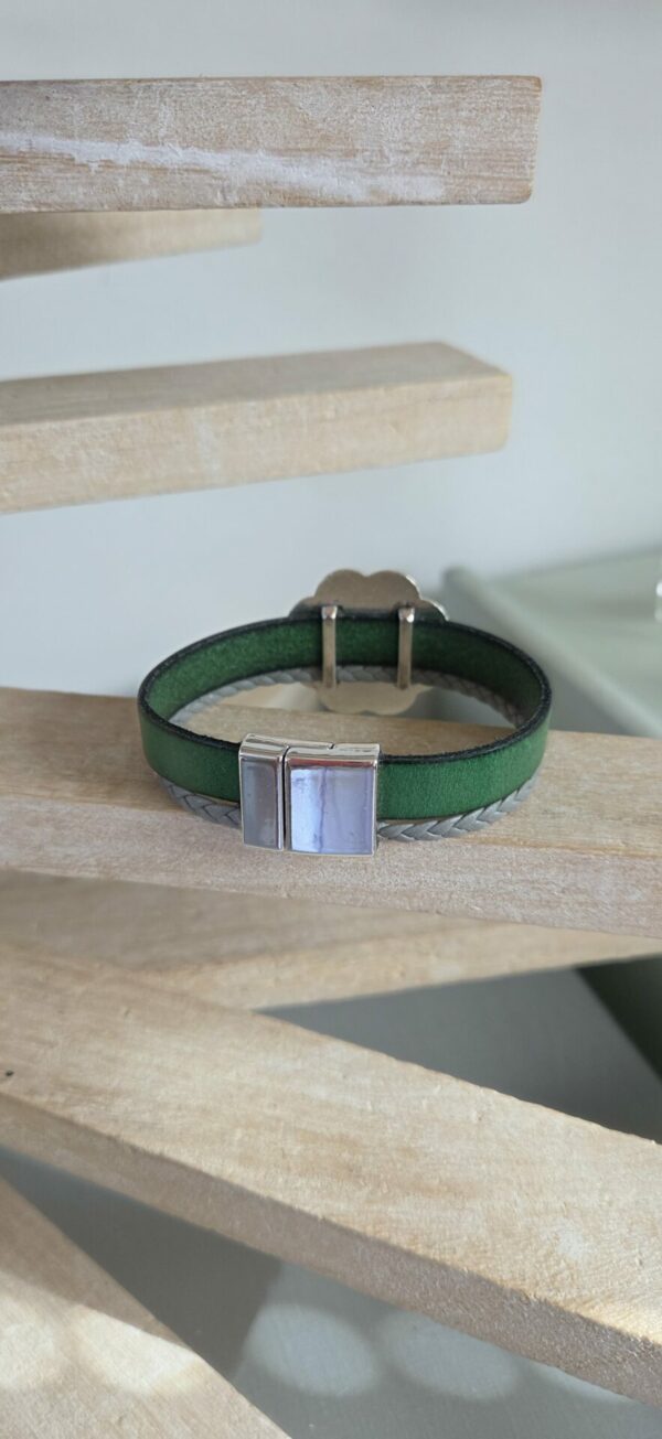 Bracelet cuir vert et gris et fleur argentée