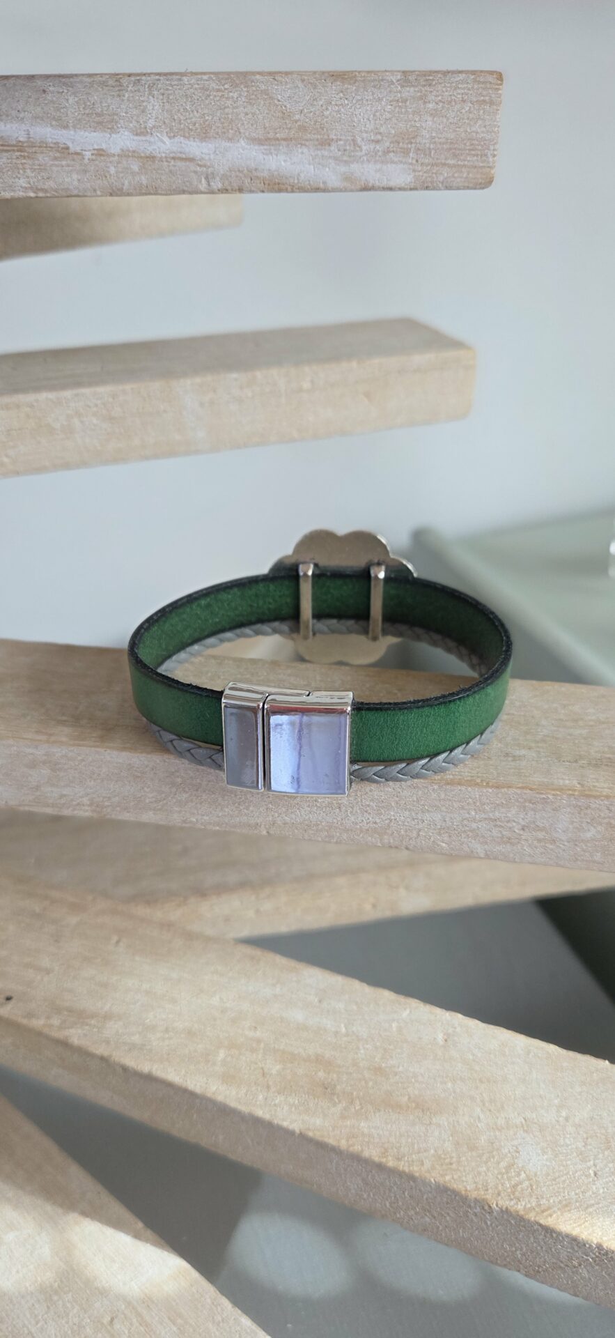 Bracelet cuir vert et gris et fleur argentée