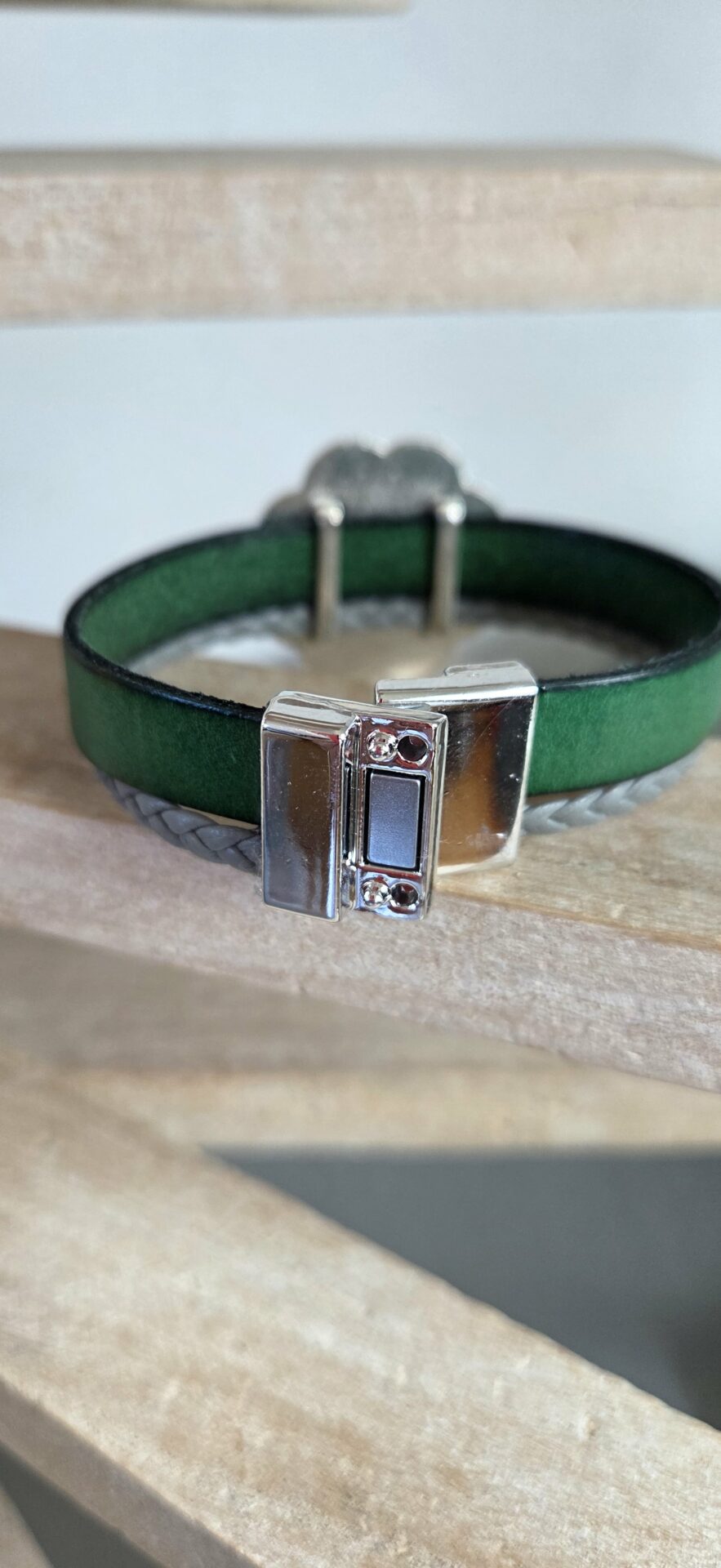 Bracelet cuir vert et gris et fleur argentée