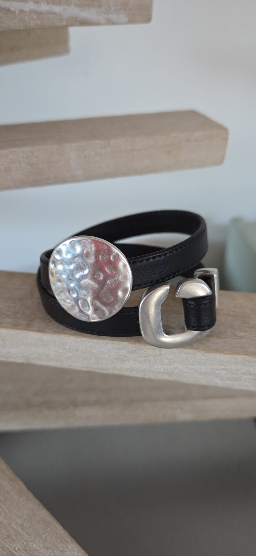 Bracelet femme en cuir noir et fermoir et pastille argenté