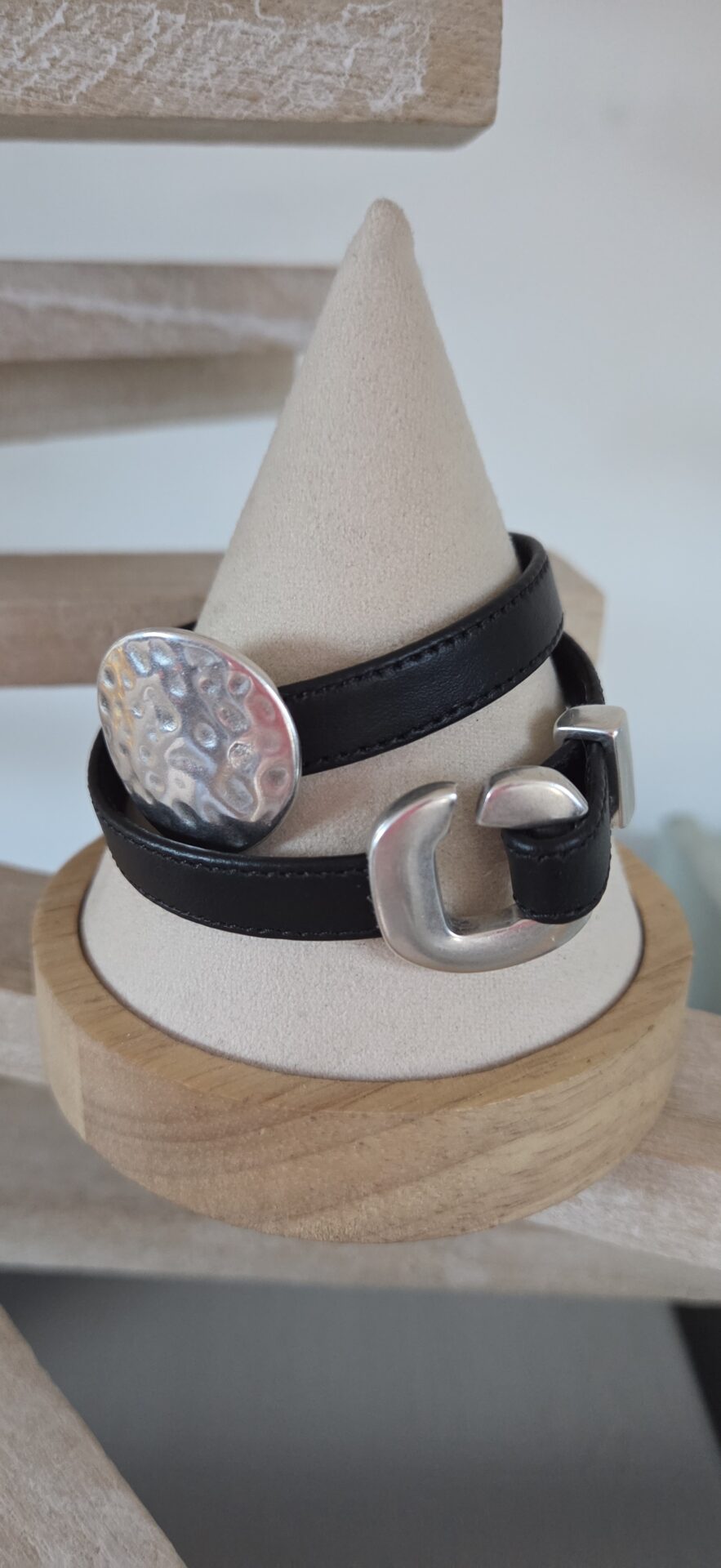 Bracelet femme en cuir noir et fermoir et pastille argenté
