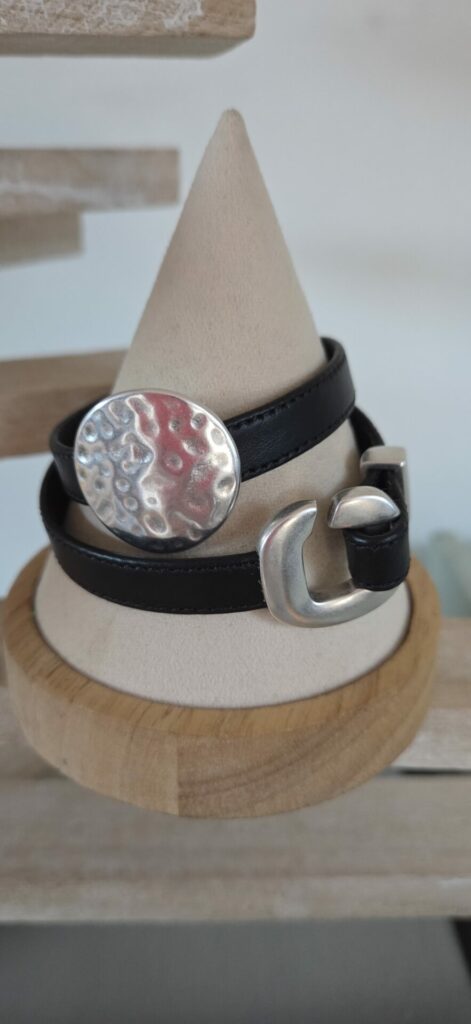 Bracelet femme en cuir noir et fermoir et pastille argenté