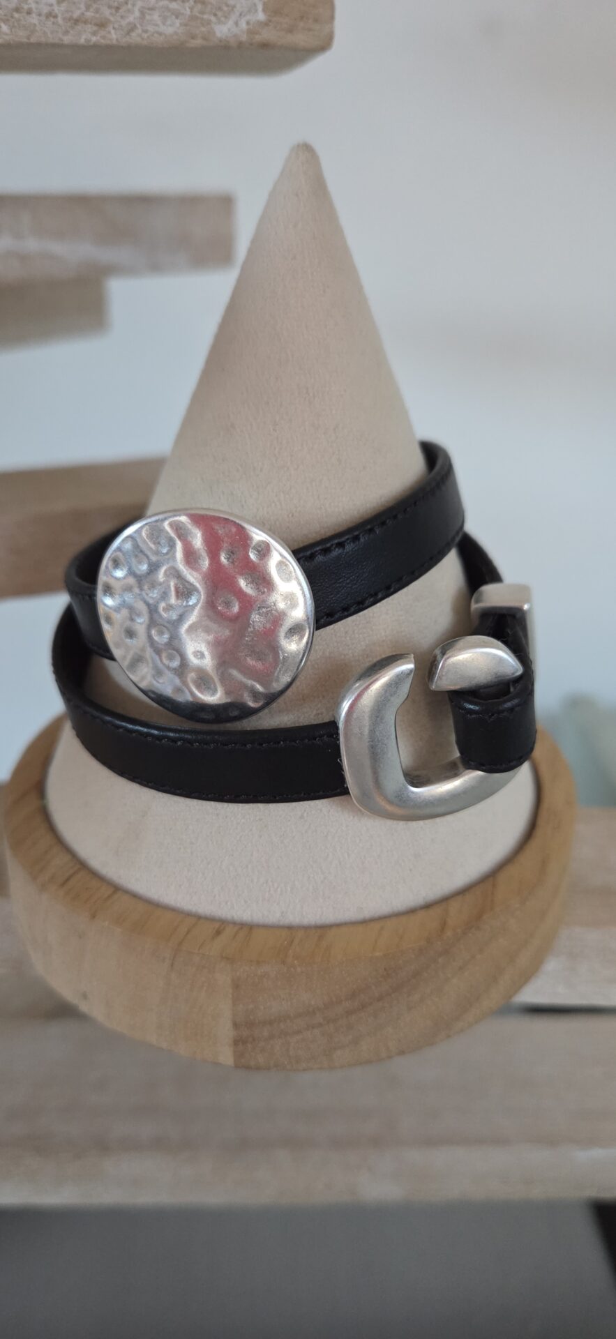 Bracelet femme en cuir noir et fermoir et pastille argenté