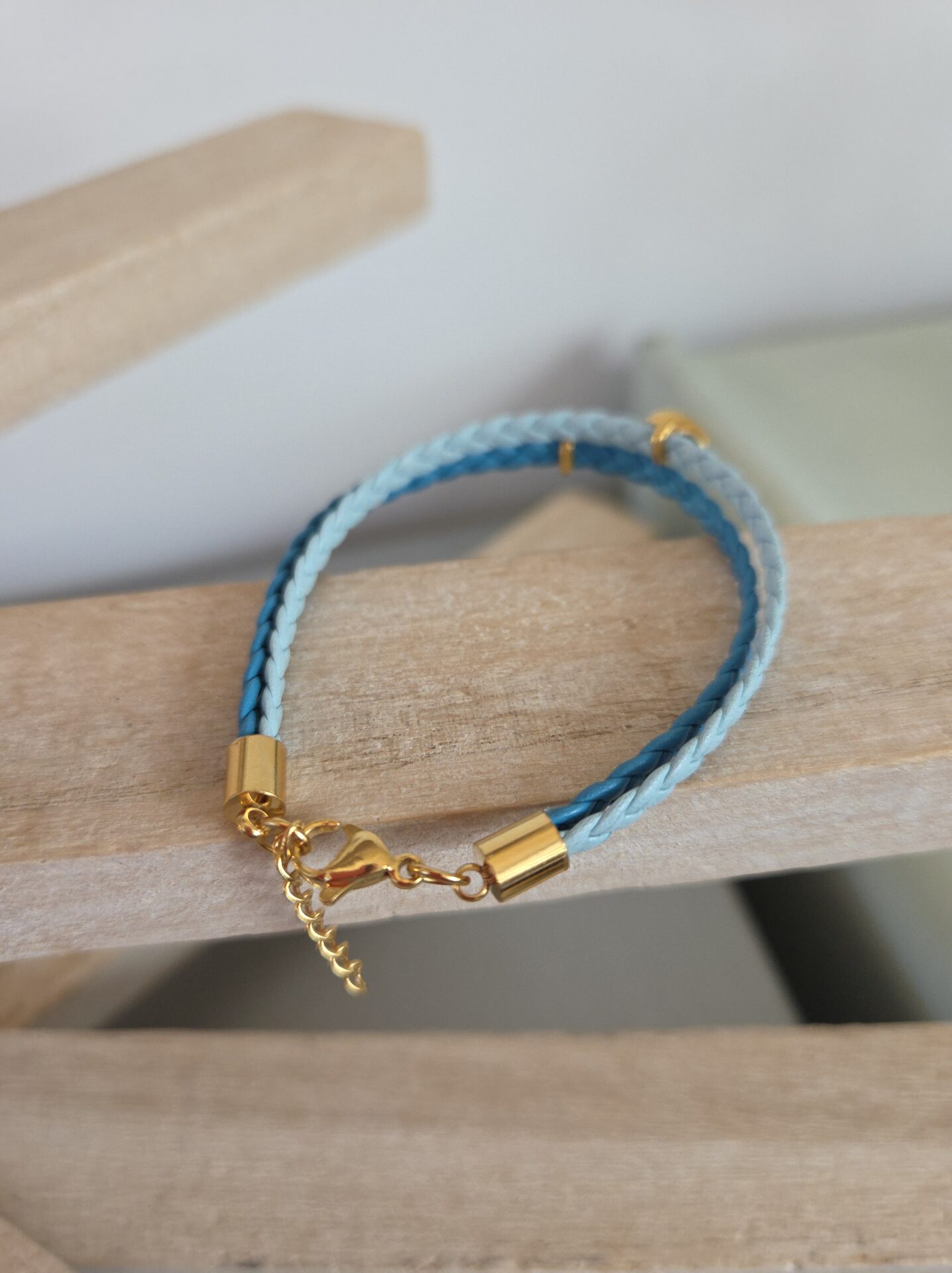 Bracelet femme cuir plat tressé bleu et ses yeux émaillés