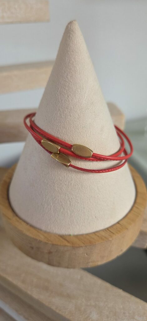 Bracelet femme cuir cousu corail et perles laiton