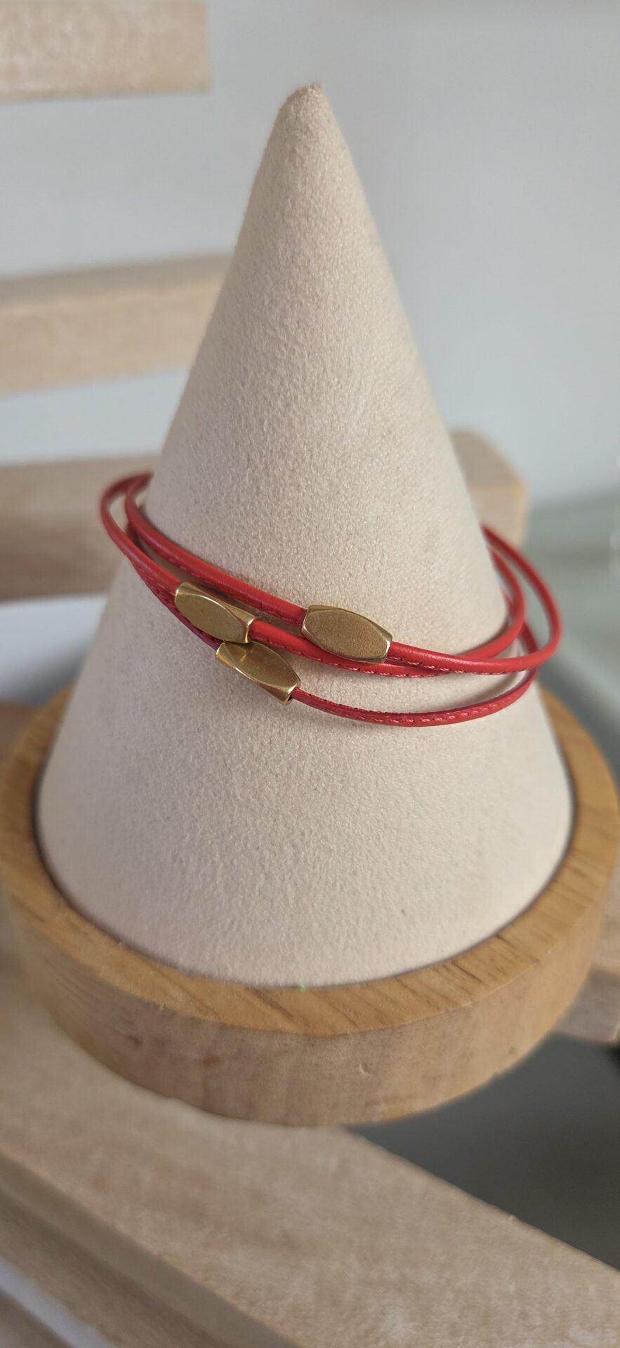 Bracelet femme cuir cousu corail et perles laiton