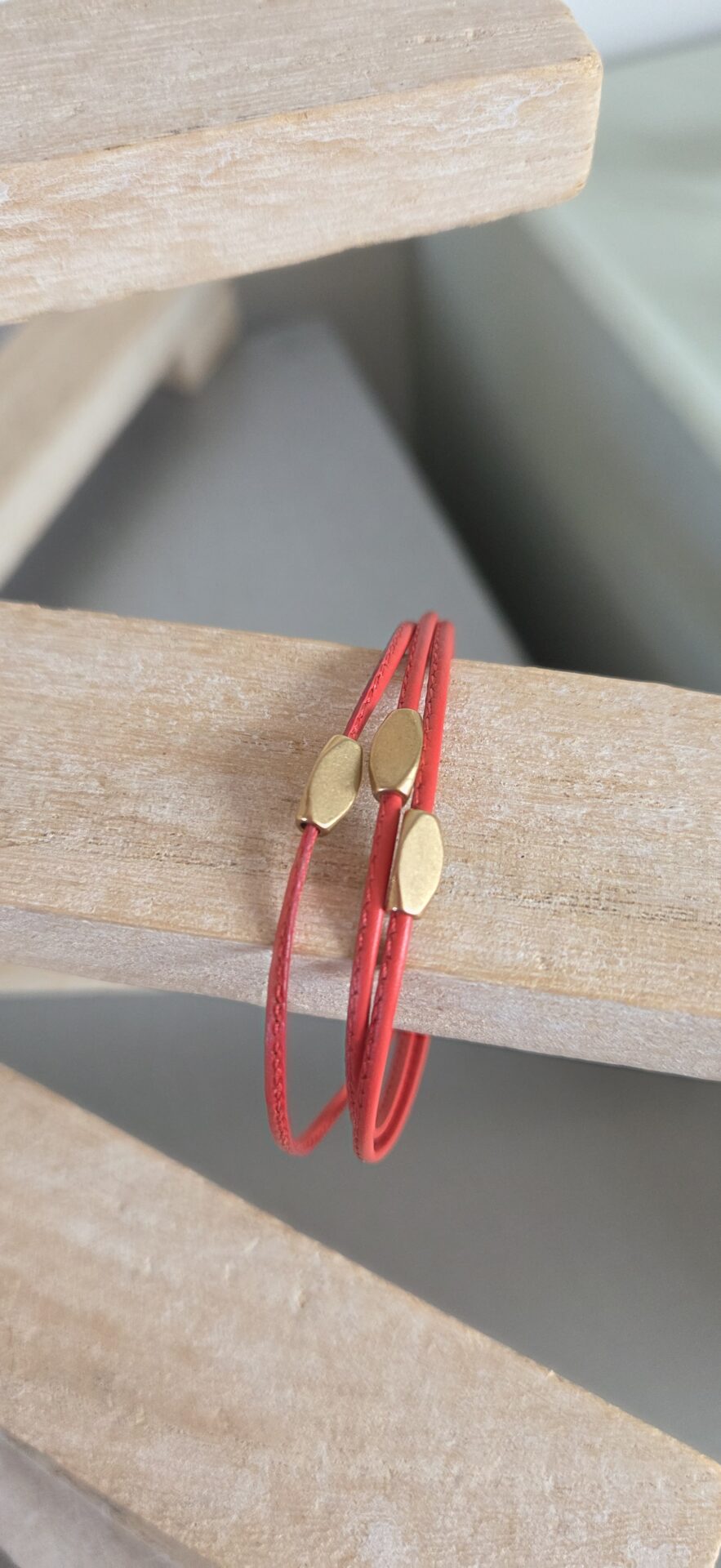 Bracelet femme cuir cousu corail et perles laiton