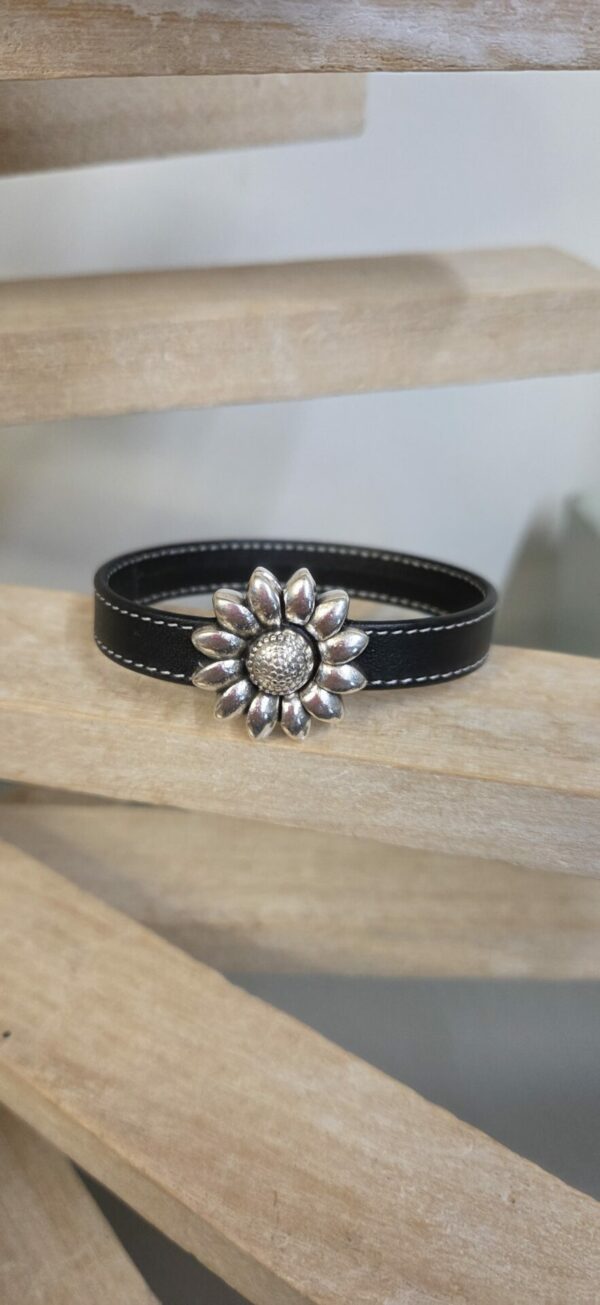 Bracelet femme en cuir noir cousu blanc et fermoir fleur
