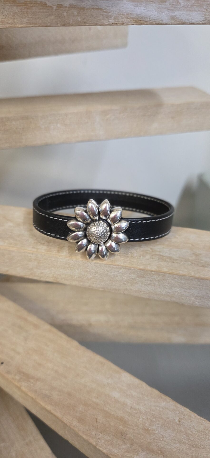Bracelet femme en cuir noir cousu blanc et fermoir fleur