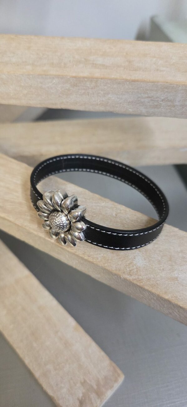 Bracelet femme en cuir noir cousu blanc et fermoir fleur