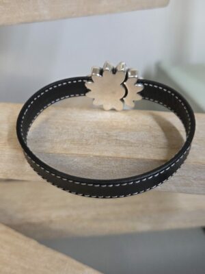 Bracelet Femme "Fleur Urbaine" - Cuir Noir Couture Blanche & Fermoir Fleur Argentée – Image 3