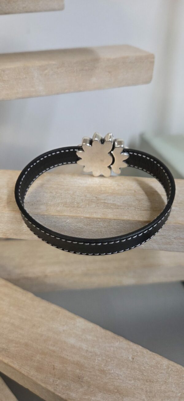 Bracelet Femme "Fleur Urbaine" - Cuir Noir Couture Blanche & Fermoir Fleur Argentée