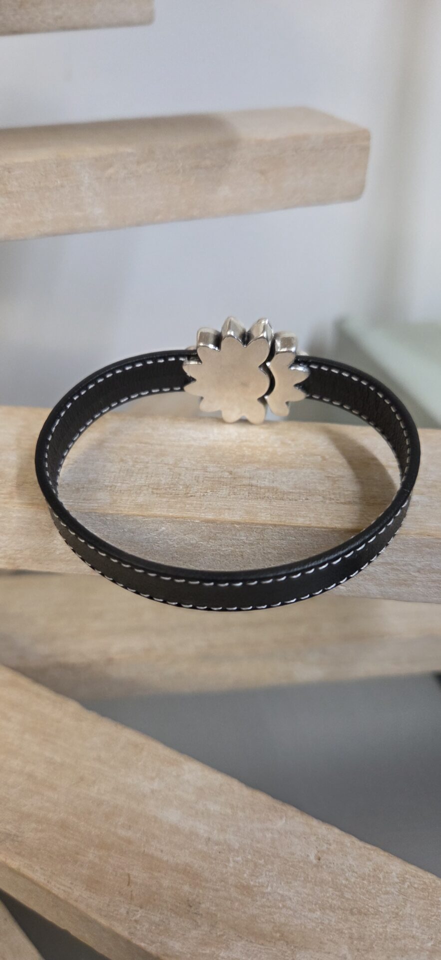 Bracelet Femme "Fleur Urbaine" - Cuir Noir Couture Blanche & Fermoir Fleur Argentée – Image 3