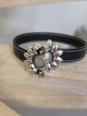 Bracelet femme en cuir noir cousu blanc et fermoir fleur