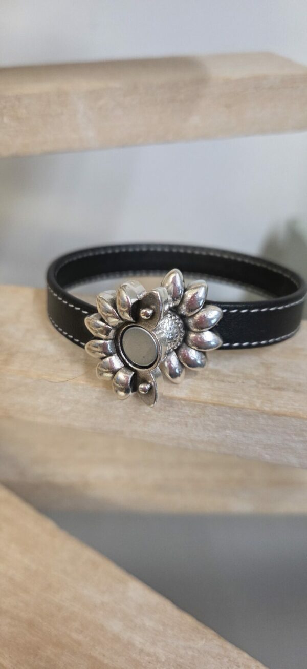 Bracelet femme en cuir noir cousu blanc et fermoir fleur