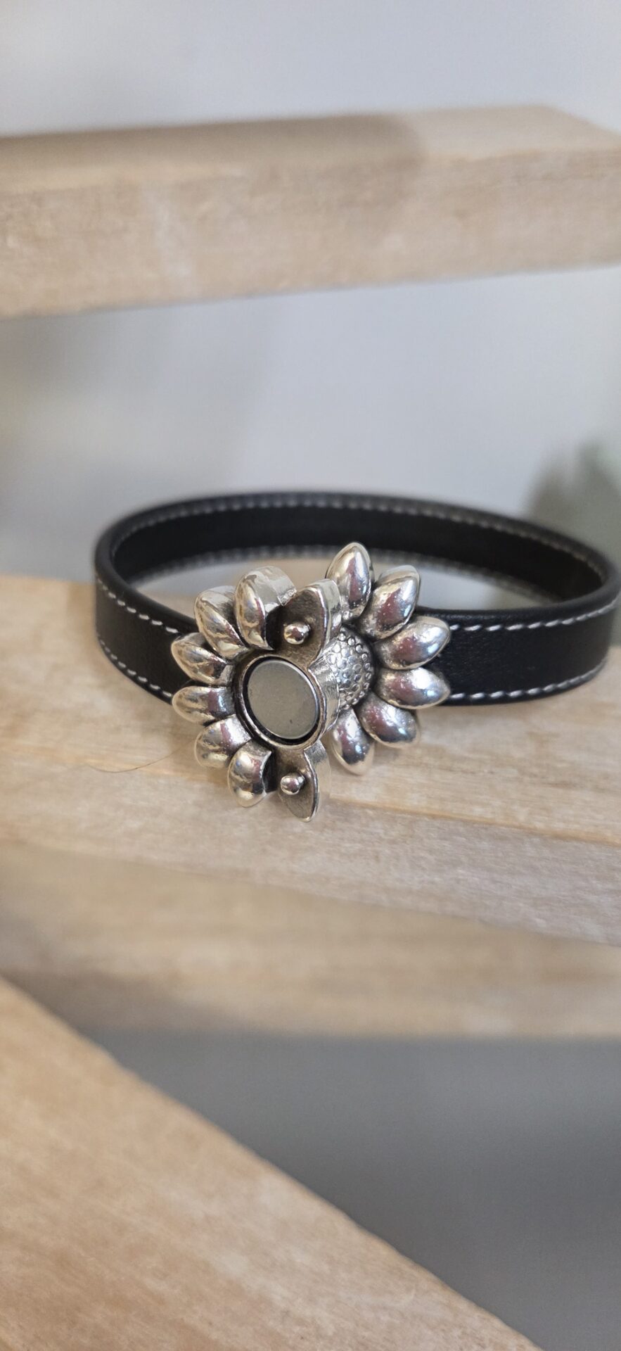 Bracelet femme en cuir noir cousu blanc et fermoir fleur
