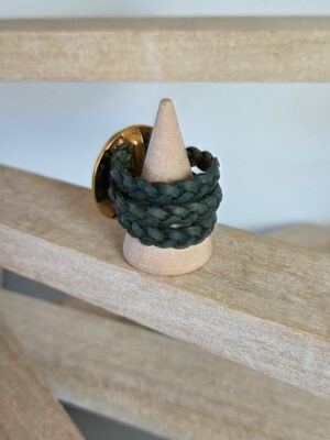 Bague femme en cuir tressé plat vert et pastille martelée dorée