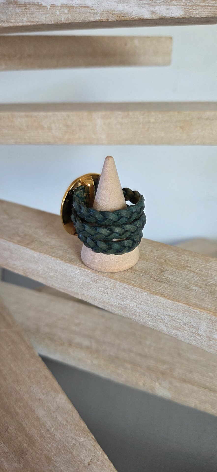 Bague femme en cuir tressé plat vert et pastille martelée dorée