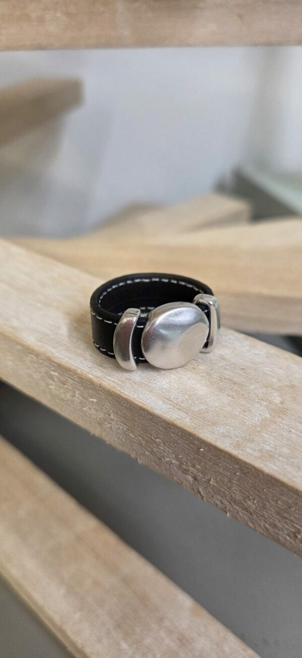 Bague femme en cuir noir cousu et passants argentés
