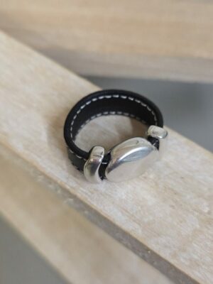 Bague femme en cuir noir cousu et passants argentés