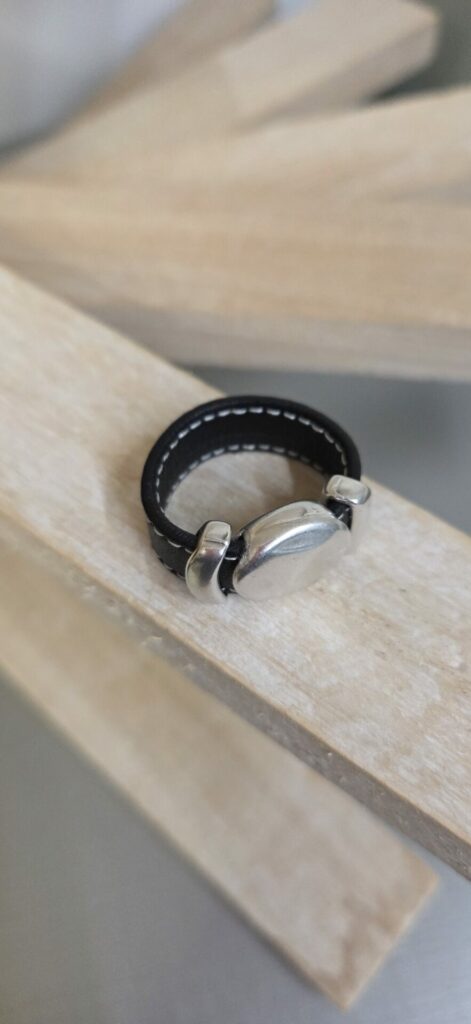 Bague femme en cuir noir cousu et passants argentés