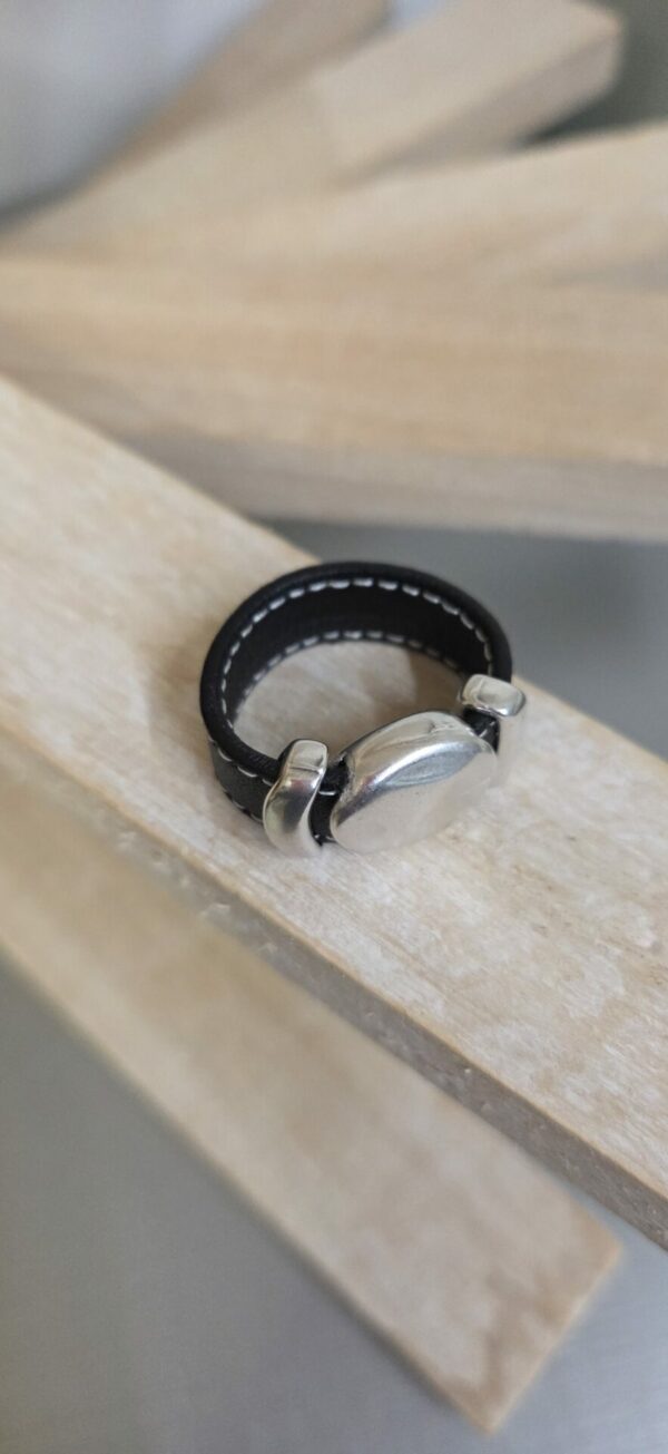 Bague femme en cuir noir cousu et passants argentés