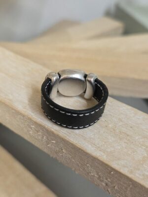 Bague femme en cuir noir cousu et passants argentés