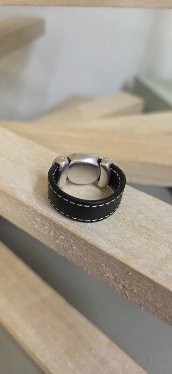 Bague femme en cuir noir cousu et passants argentés