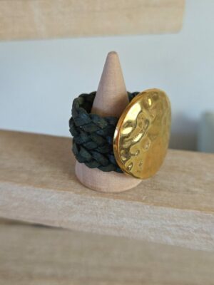 Bague femme en cuir tressé plat vert et pastille martelée dorée