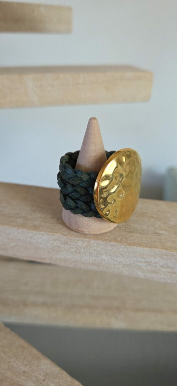 Bague femme en cuir tressé plat vert et pastille martelée dorée