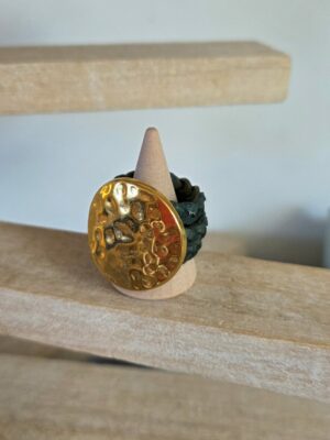 Bague femme en cuir tressé plat vert et pastille martelée dorée