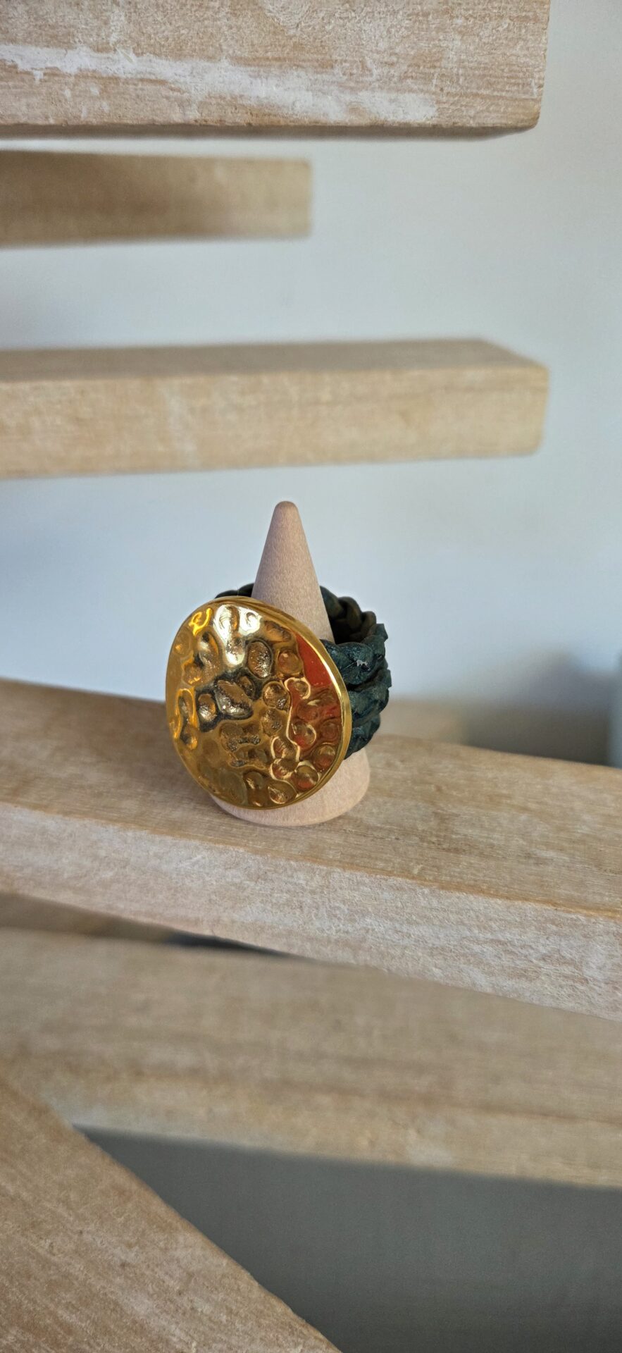 Bague femme en cuir tressé plat vert et pastille martelée dorée