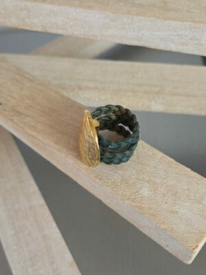 Bague femme en cuir tressé plat vert et pastille martelée dorée