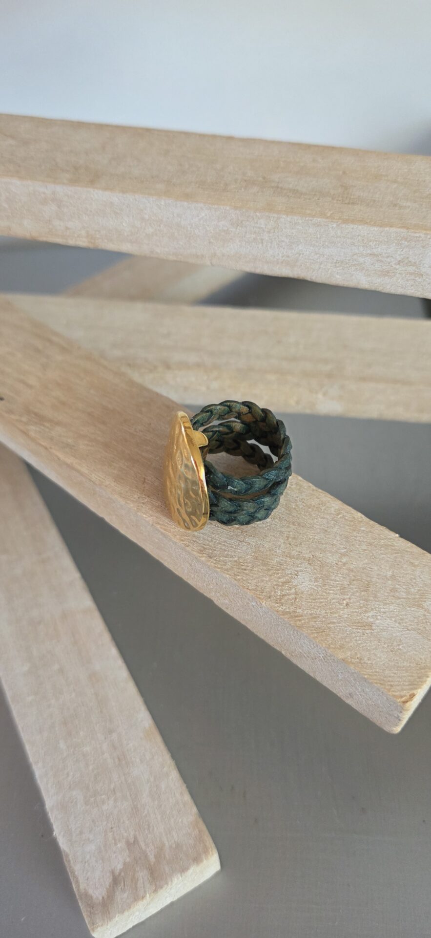 Bague femme en cuir tressé plat vert et pastille martelée dorée