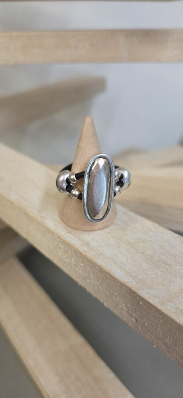 Bague femme en cuir rond noir et passant ovale argenté