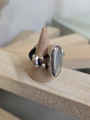 Bague femme en cuir rond noir et passant ovale argenté