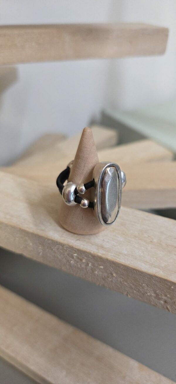 Bague femme en cuir rond noir et passant ovale argenté