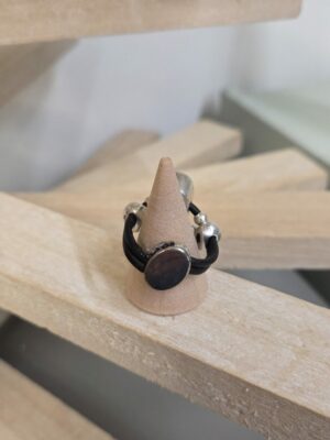 Bague femme en cuir rond noir et passant ovale argenté