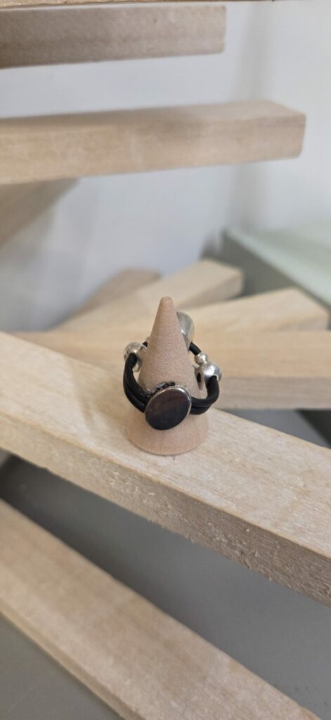 Bague femme en cuir rond noir et passant ovale argenté