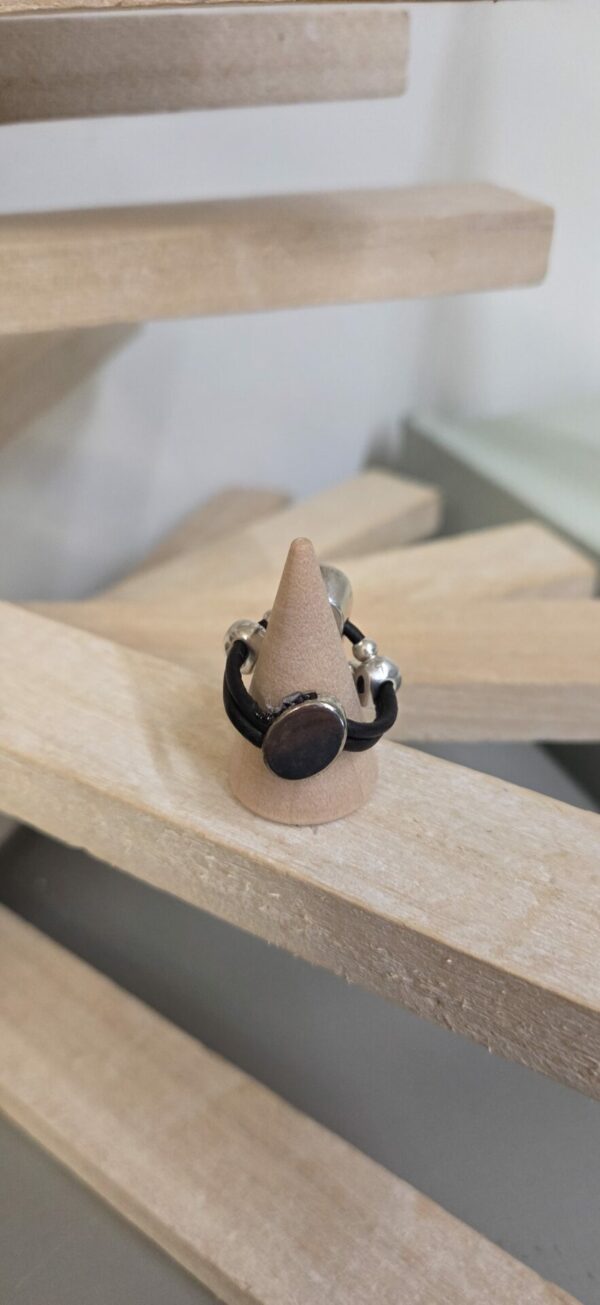 Bague femme en cuir rond noir et passant ovale argenté