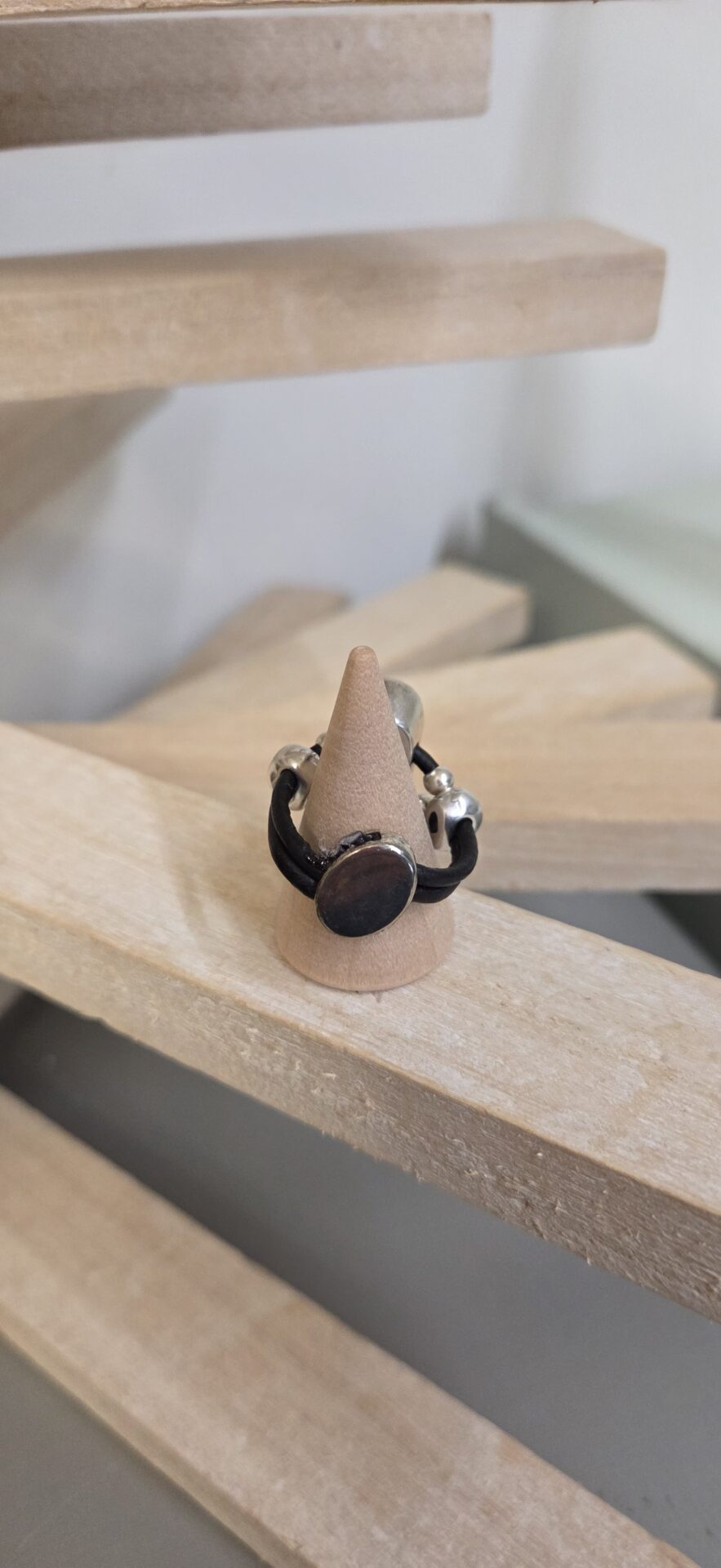 Bague femme en cuir rond noir et passant ovale argenté