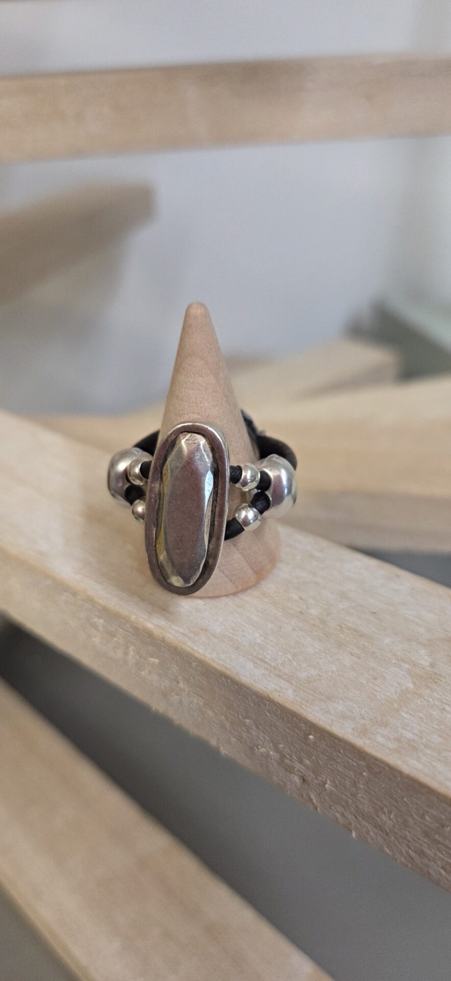 Bague Femme "Fusion Argentée" - Double Cuir Noir Mat & Passant Ovale Zamak – Image 3