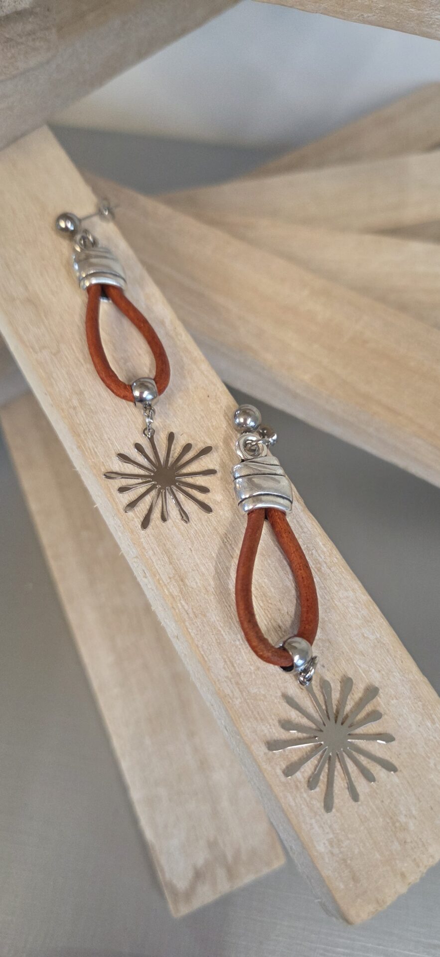 Boucles oreilles femme cuir rond et étincelle argentée