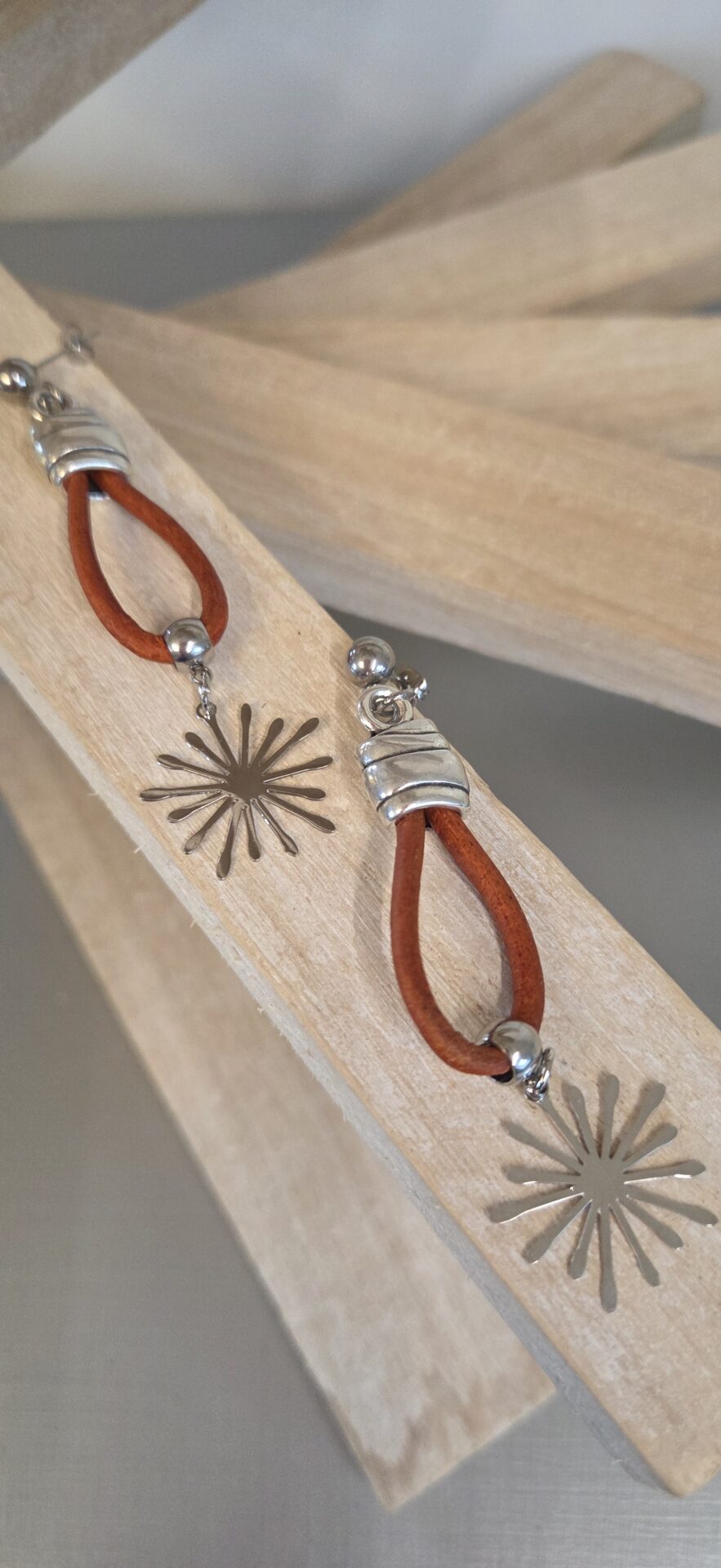 Boucles oreilles femme cuir rond et étincelle argentée