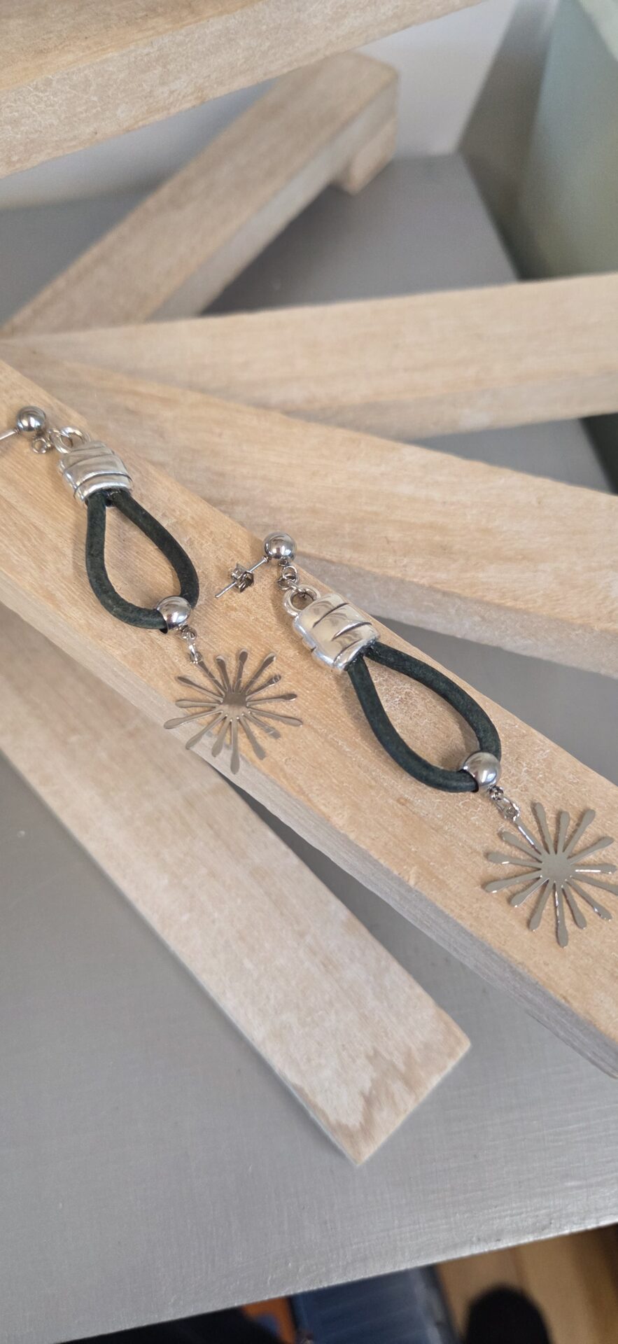 Boucles oreilles femme cuir rond et étincelle argentée