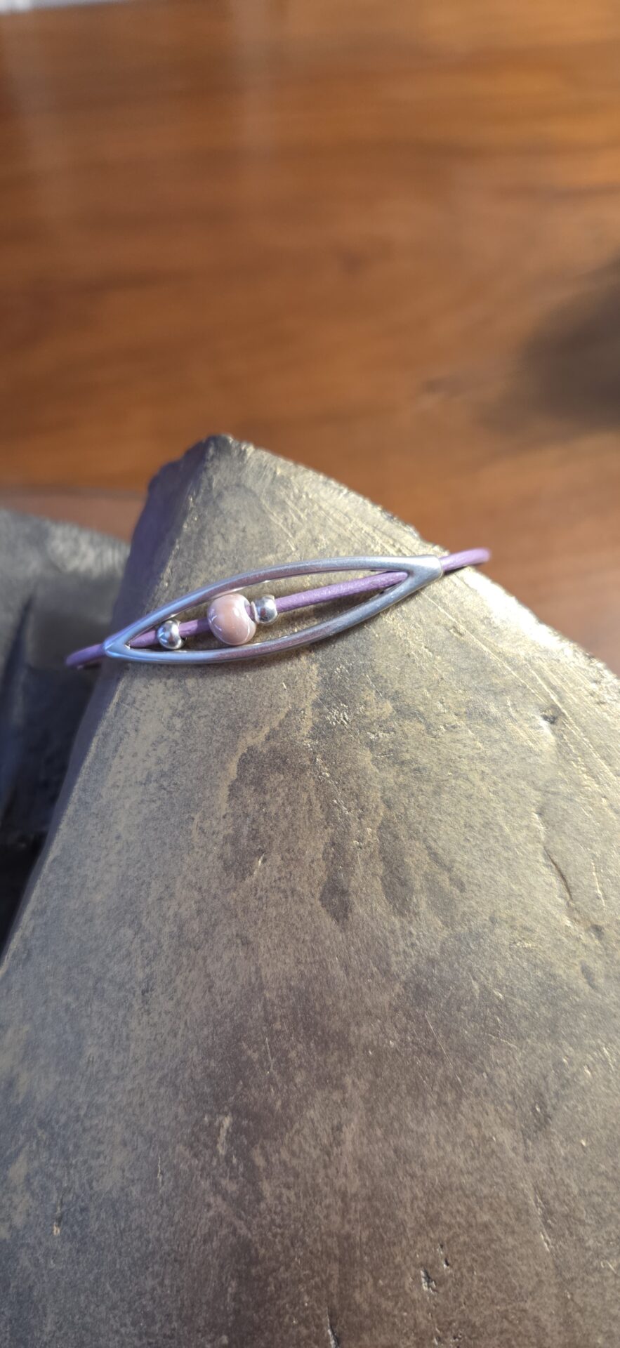 Bracelet femme cuir rond, passant ovale et perle céramique