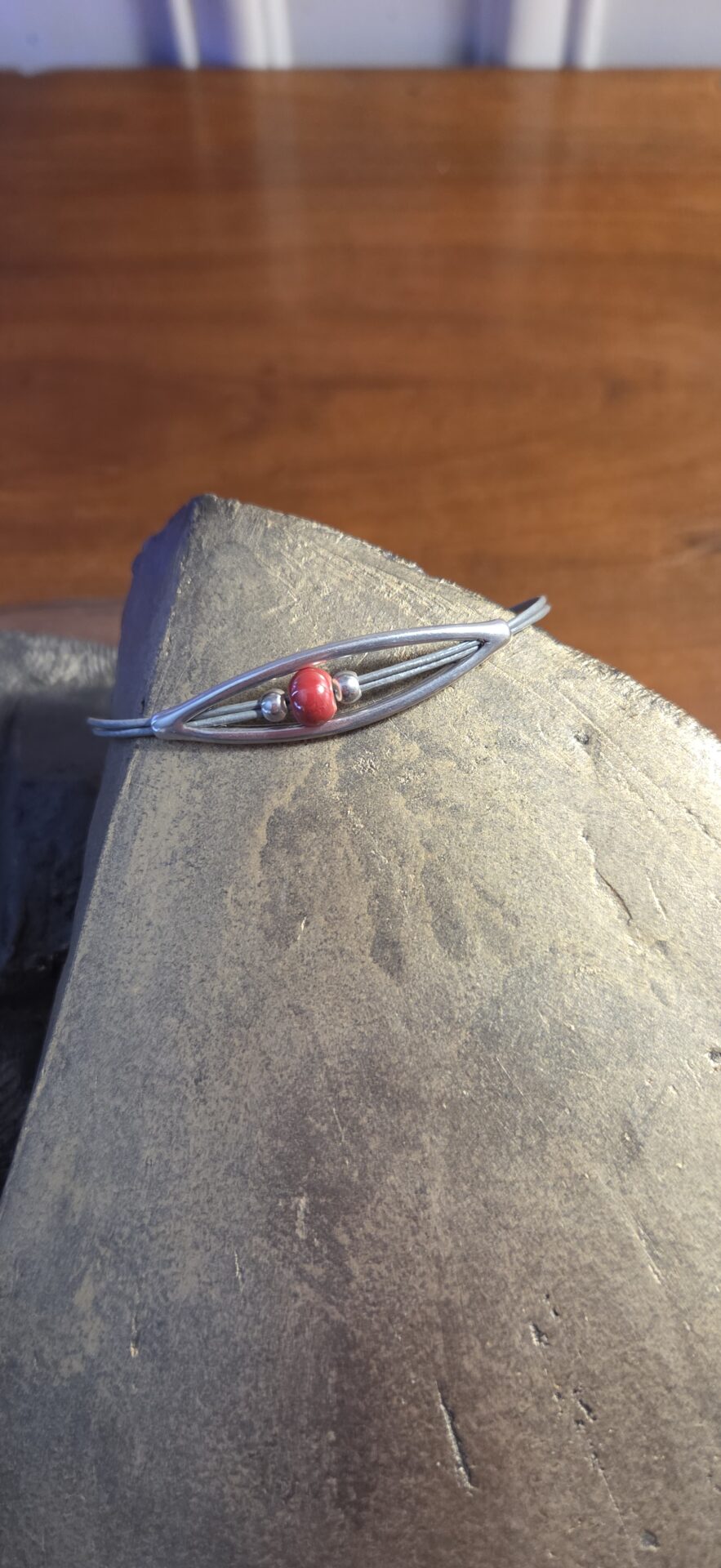 Bracelet femme cuir rond, passant ovale et perle céramique