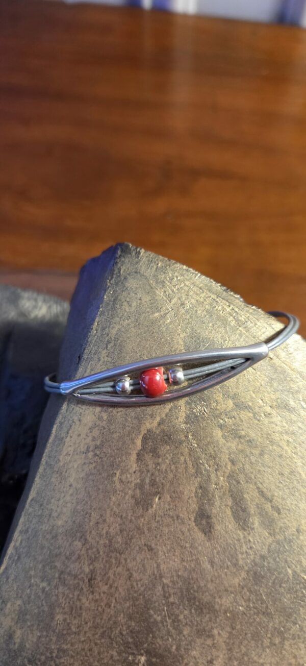 Bracelet femme cuir rond, passant ovale et perle céramique