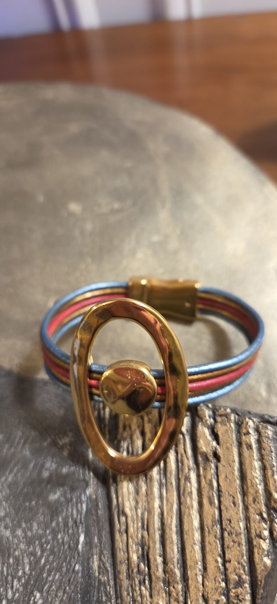 Bracelet femme en cuir rond 2mm et passants dorés