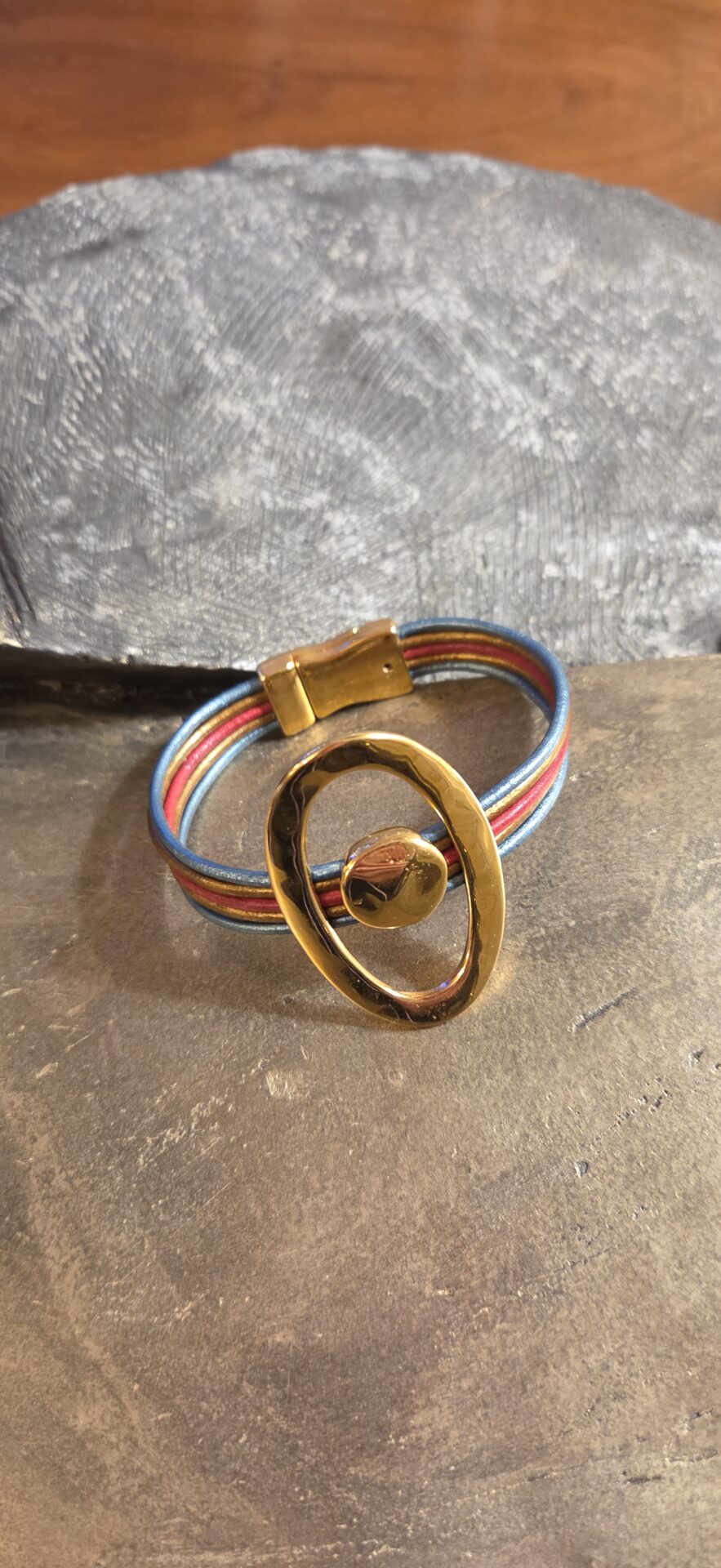 Bracelet femme en cuir rond 2mm et passants dorés